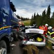 Autoturismul celor două persoane a fost grav avariat, în urma impactului cu autotrenul Volvo