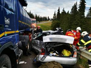 Autoturismul celor două persoane a fost grav avariat, în urma impactului cu autotrenul Volvo