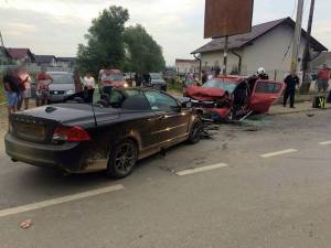 În urma impactului, toate cele trei persoane din Dacia Sandero, care circula regulamentar, au suferit leziuni