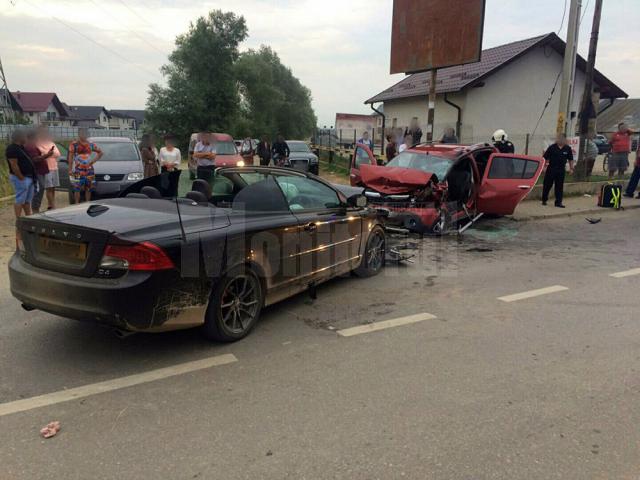 În urma impactului, toate cele trei persoane din Dacia Sandero, care circula regulamentar, au suferit leziuni