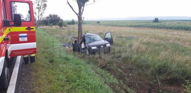 Femeie moartă după ce mașina condusă de soț s-a încolăcit pe un copac
