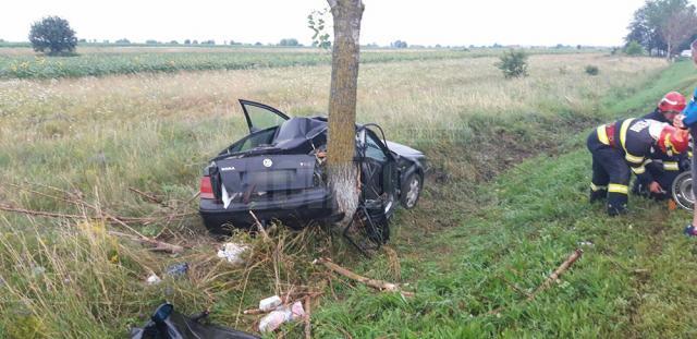 Femeie moartă după ce mașina condusă de soț s-a încolăcit pe un copac