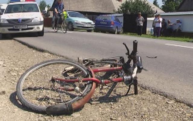 A acroșat o biciclistă cu portiera, după care a părăsit locul accidentului