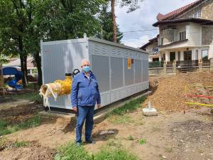 Primarul Ion Lungu lângă Stația de Reglare Sector (SRS) pentru gaz metan, montată acum o lună lângă sediul de Primărie din Burdujeni