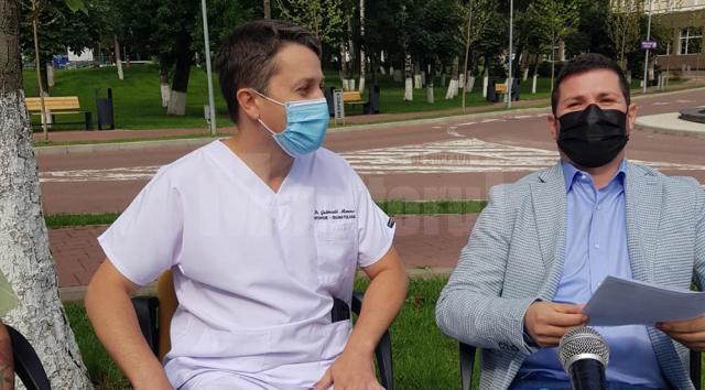 Directorul medical, dr. Marius Grămadă, şi managerul spitalului, dr.Alexandru Calancea
