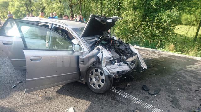 Șoferul unui autoturism, încarcerat după un impact violent cu un vehicul greu