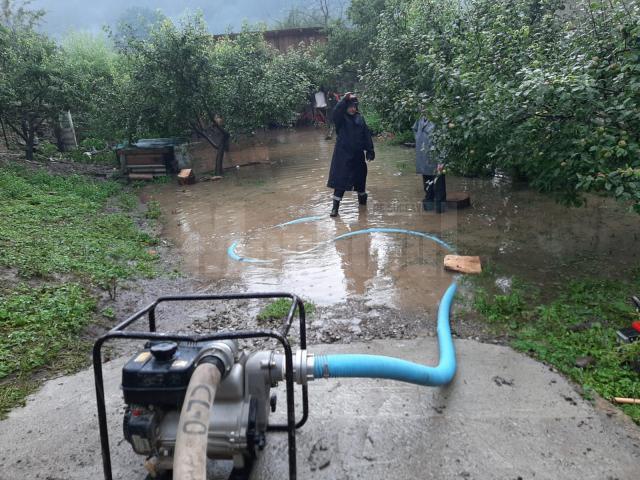 Curți și drumuri inundate la Ostra, în urma unei ploi violente