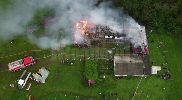 Anexele unei case corp comun au fost lovite de trăsnet, izbucnind un incendiu violent