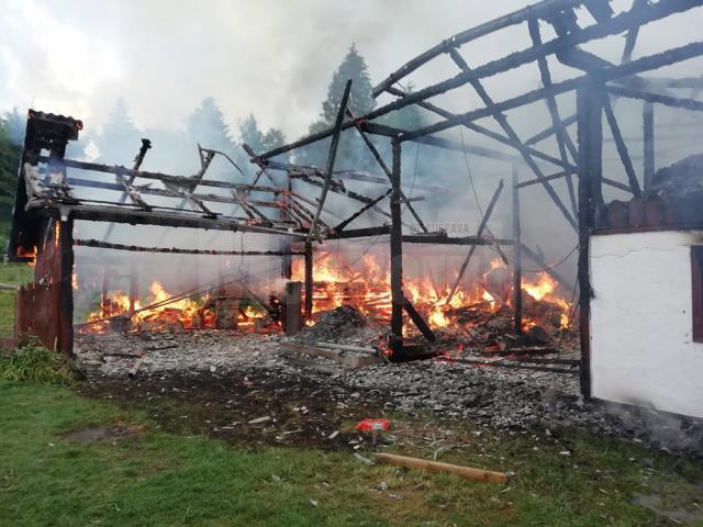 Incendiu violent într-o gospodărie lovită de trăsnet