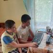 Elevi care au primit tablete și laptopuri, donație din partea unei familii din Austria