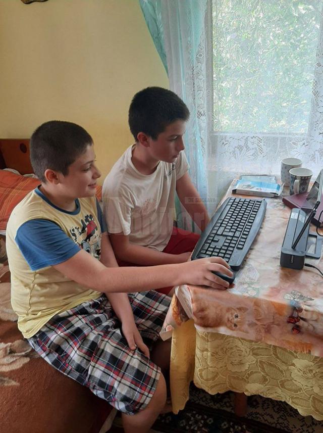 Elevi care au primit tablete și laptopuri, donație din partea unei familii din Austria
