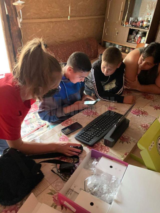 9 elevi din judeţ au primit tablete și laptopuri, donație din partea unei familii din Austria