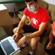 9 elevi din judeţ au primit tablete și laptopuri, donație din partea unei familii din Austria