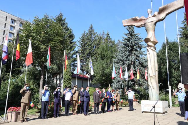 Ziua Imnului, sărbătorită la Suceava cu măștile pe față, în Piața Steagurilor