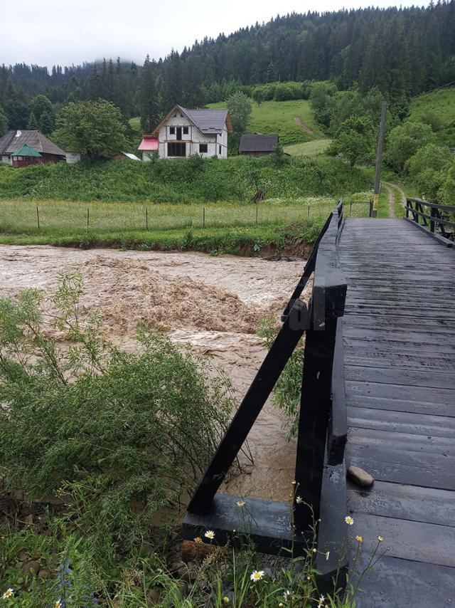 Apa învolburată a râului Suceava a dus la frângerea podului din lemn şi izolarea localnicilor