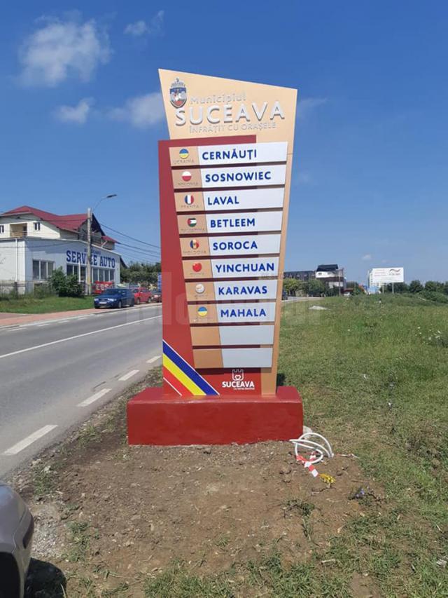 Cinci totemuri luminoase s-au montat la intrările în municipiul Suceava