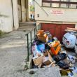 Pubele cu gunoi cu vechime de aproape o săptămână, în buricul Sucevei