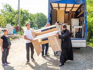 Voluntarii Asociației Tinerilor Ortodocși Suceveni continuă să ajute o familie greu încercată din Brăești – Botoșani
