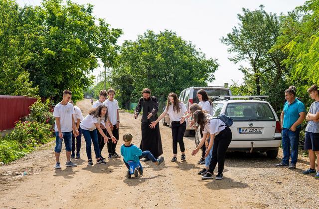 Voluntarii ATOS continuă să ajute o familie greu încercată din Brăești – Botoșani