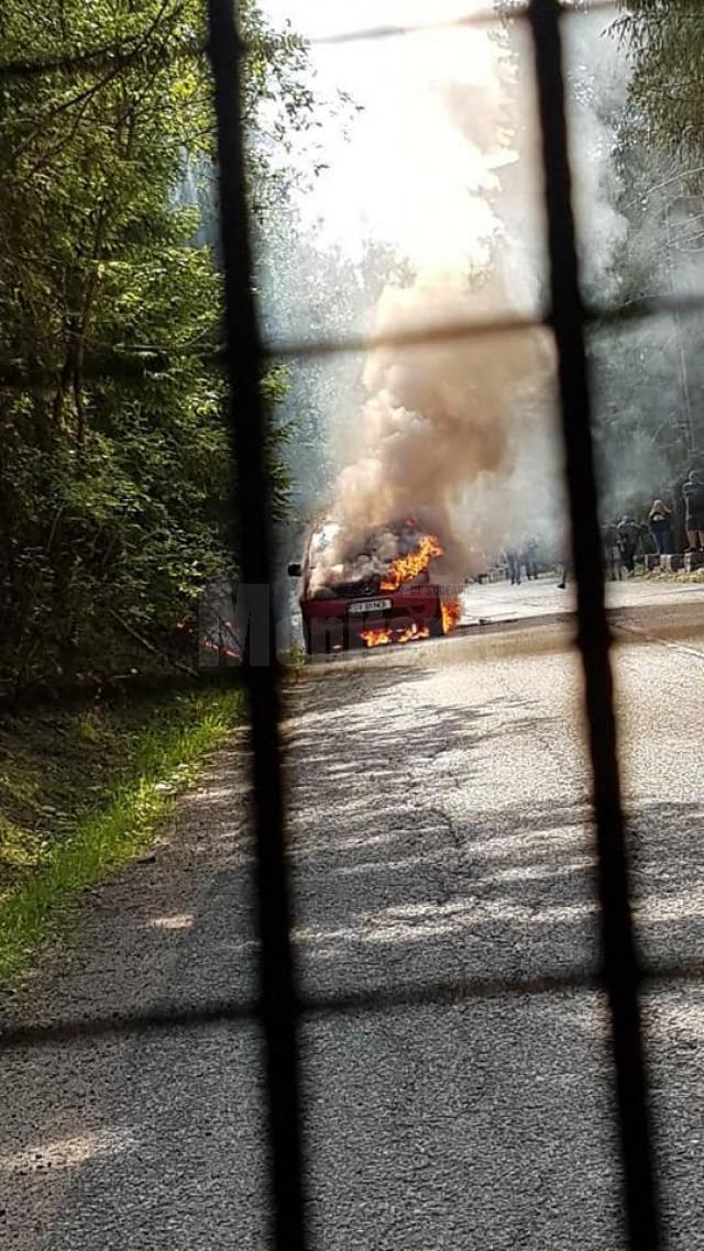 Mașina a ars ca o torță
