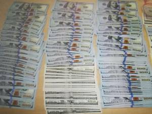 Dolari confiscați din cabina camionului unui ucrainean