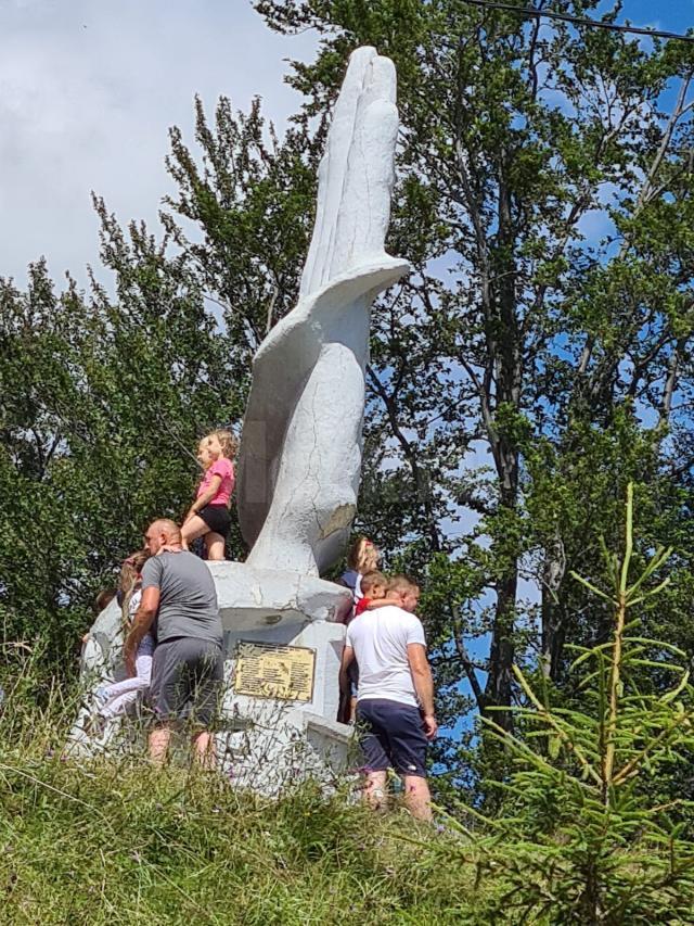 copii la poze pe monumentul de la Palma1