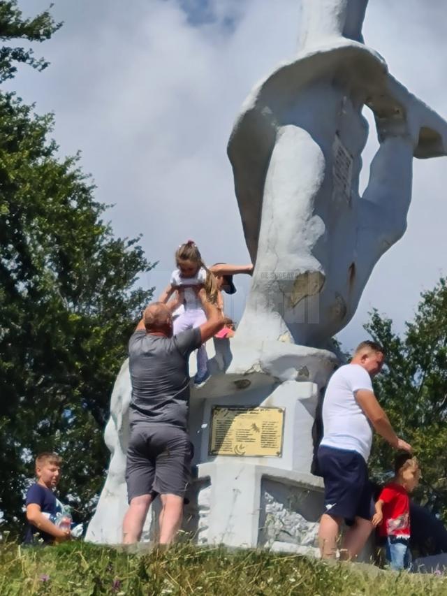 copii la poze pe monumentul de la Palma2