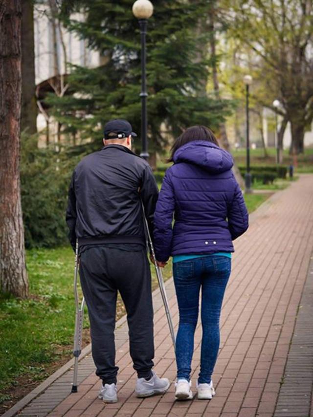 Un bărbat din Rădăuți, în vârstă de 32 de ani, are nevoie urgent de proteze la ambele picioare. Foto: Doru Clipa