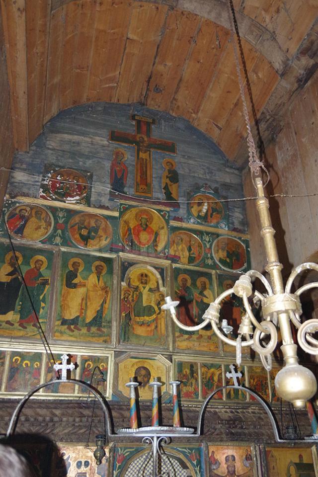 Picturi pe pereții interiori ai bisericuței din lemn