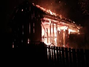 Un incendiu a distrus acoperișul unei case și toate anexele dintr-o gospodărie