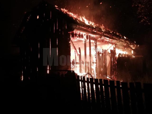 Un incendiu a distrus acoperișul unei case și toate anexele dintr-o gospodărie