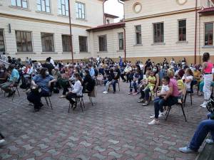 Avanpremiera a avut loc în curtea interioară a Colegiului Naţional „Nicu Gane” din Fălticeni