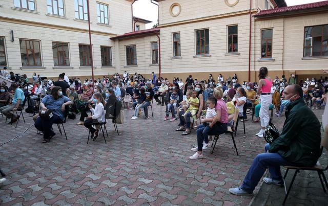 Avanpremiera a avut loc în curtea interioară a Colegiului Naţional „Nicu Gane” din Fălticeni