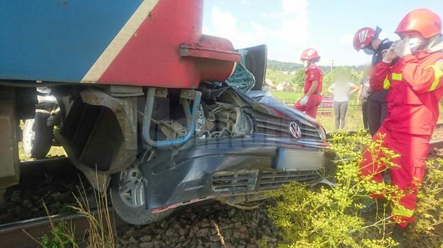 Mașina a fost surprinsă de locomotiva trenului Bistrița Nord - Vatra Dornei