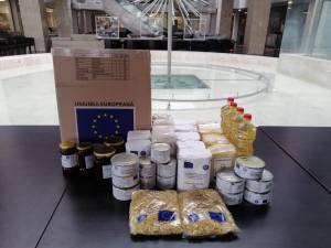 Pachetele cu produse alimentare de la UE, distribuite la Orizont Plaza în Burdujeni