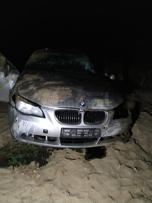 Trei tineri au ajuns la spital, după ce mașina în care se aflau a căzut de pe pod, la intrare în Rădăuți