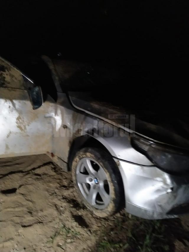 Trei tineri au ajuns la spital, după ce mașina în care se aflau a căzut de pe pod, la intrare în Rădăuți