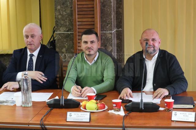 Marius Cernescu (centru), alaturi de colegii din ALDE, în Consiliul Local Suceava