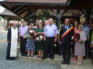 Primarul Viorel Cucu a premiat patru cupluri care au împlinit 50 de ani de căsătorie