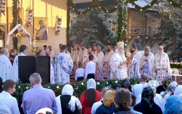 ÎPS Calinic a oficiat Sfântă Liturghie de sărbătoarea Adormirea Maicii Domnului