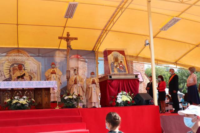 Oficialitățile locale și reprezentanții minorității polone din România la Hramul Sanctuarului Sfintei Fecioare Maria de la Cacica