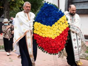 Coroana de flori depusa in memoria celor care s-au jertfit pentru credinta crestina