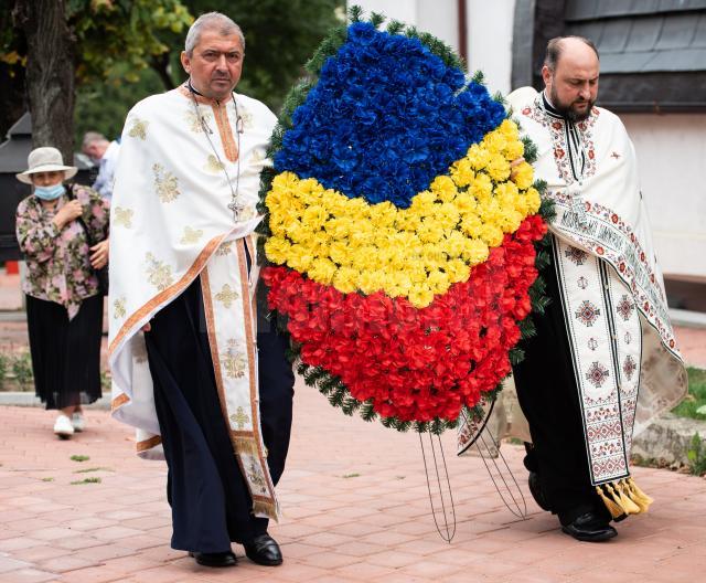 Coroana de flori depusa in memoria celor care s-au jertfit pentru credinta crestina