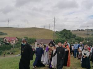 Preotii si credinciosii au urcat dimineata impreuna colina manastirii Hagigadar