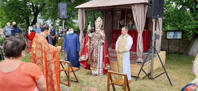 Slujba a fost oficiata intr-un baldachin din afara bisericii