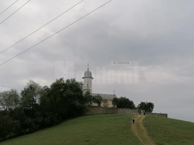 Colina manastirii Hagigadar, urcata de credinciosi pentru implinirea dorintelor