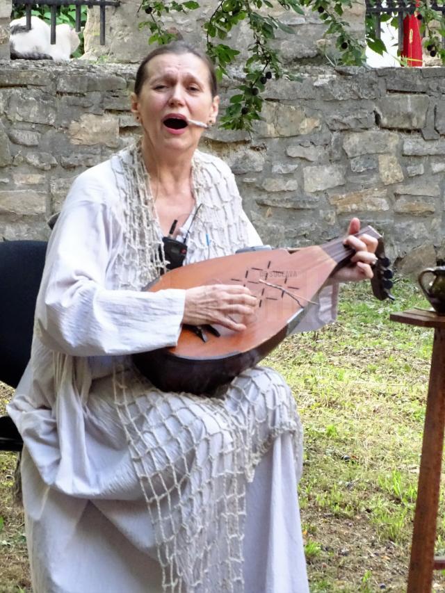 Povești cu tâlc și muzică veche au răsunat în curtea Hanului Domnesc, unde Doina Lavric-Parghel a lansat albumul „Povestea Soarelui” 2