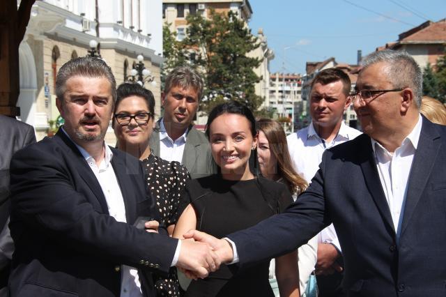 Alexandra Harja Samsonescu (mijloc) va candida pentru președinția Consiliului Județean Suceava