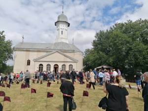 Slujba a fost oficiată în curtea mănăstirii, păstrându-se distanța dintre credincioși