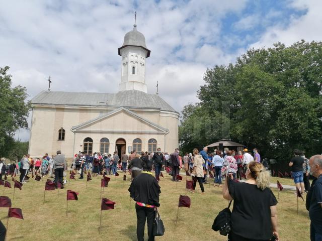 Slujba a fost oficiată în curtea mănăstirii, păstrându-se distanța dintre credincioși